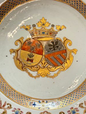 A Chinese famille rose armorial dish with an alliance coat of arms of Frosconi and Proli for the Belgian market, Qianlong, ca. 1739 — photo 2