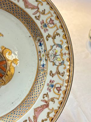 A Chinese famille rose armorial dish with an alliance coat of arms of Frosconi and Proli for the Belgian market, Qianlong, ca. 1739 — photo 3