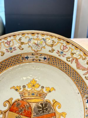 A Chinese famille rose armorial dish with an alliance coat of arms of Frosconi and Proli for the Belgian market, Qianlong, ca. 1739 — photo 4
