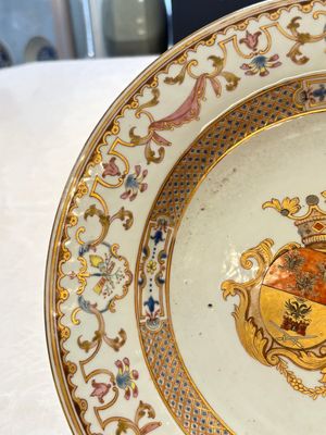A Chinese famille rose armorial dish with an alliance coat of arms of Frosconi and Proli for the Belgian market, Qianlong, ca. 1739 — photo 5