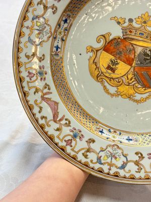 A Chinese famille rose armorial dish with an alliance coat of arms of Frosconi and Proli for the Belgian market, Qianlong, ca. 1739 — photo 6