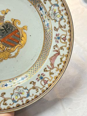 A Chinese famille rose armorial dish with an alliance coat of arms of Frosconi and Proli for the Belgian market, Qianlong, ca. 1739 — photo 7