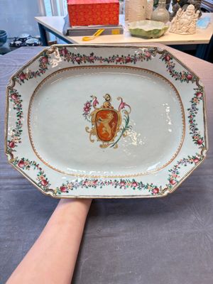 A Chinese famille rose armorial dish with an unidentified coat of arms, Qianlong — 照片 1