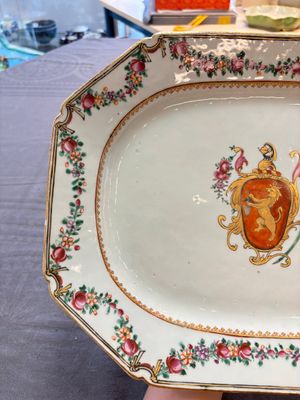 A Chinese famille rose armorial dish with an unidentified coat of arms, Qianlong — 照片 2