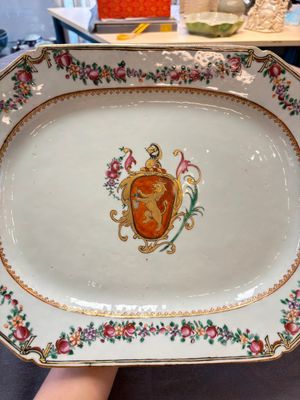 A Chinese famille rose armorial dish with an unidentified coat of arms, Qianlong — 照片 3