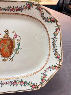 A Chinese famille rose armorial dish with an unidentified coat of arms, Qianlong — 照片 4