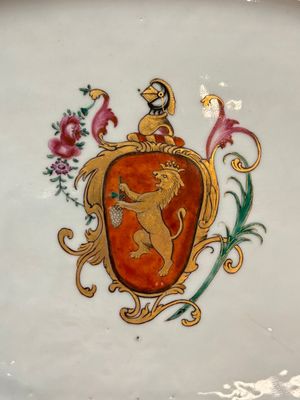 A Chinese famille rose armorial dish with an unidentified coat of arms, Qianlong — 照片 5