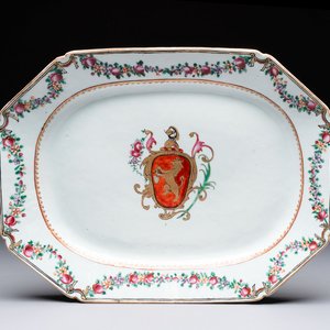 A Chinese famille rose armorial dish with an unidentified coat of arms, Qianlong — 照片 1