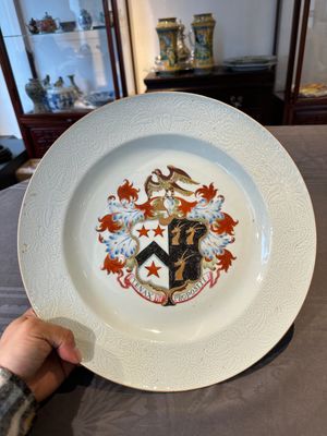 A Chinese famille rose armorial dish with incised rim for the English market with the arms of Willes Impaling Broster, Qianlong — photo 1