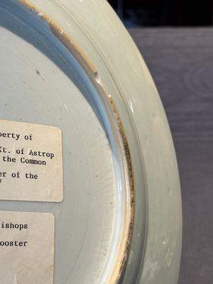 A Chinese famille rose armorial dish with incised rim for the English market with the arms of Willes Impaling Broster, Qianlong — photo 11