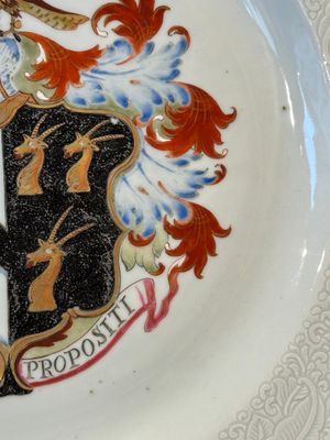 A Chinese famille rose armorial dish with incised rim for the English market with the arms of Willes Impaling Broster, Qianlong — photo 5