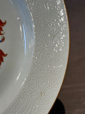 A Chinese famille rose armorial dish with incised rim for the English market with the arms of Willes Impaling Broster, Qianlong — photo 6
