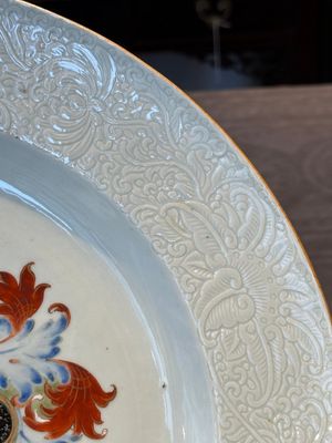A Chinese famille rose armorial dish with incised rim for the English market with the arms of Willes Impaling Broster, Qianlong — photo 7