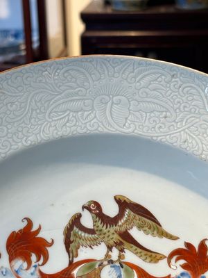 A Chinese famille rose armorial dish with incised rim for the English market with the arms of Willes Impaling Broster, Qianlong — photo 8