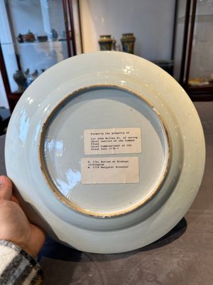 A Chinese famille rose armorial dish with incised rim for the English market with the arms of Willes Impaling Broster, Qianlong — photo 9
