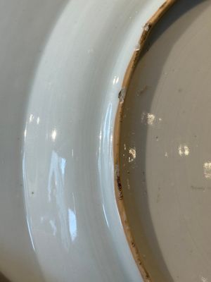 A Chinese famille rose armorial dish with incised rim for the English market with the arms of Willes Impaling Broster, Qianlong — photo 10