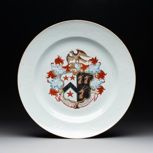 A Chinese famille rose armorial dish with incised rim for the English market with the arms of Willes Impaling Broster, Qianlong — photo 1