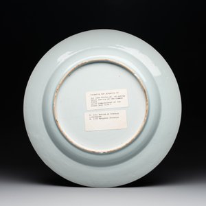 A Chinese famille rose armorial dish with incised rim for the English market with the arms of Willes Impaling Broster, Qianlong — photo 2