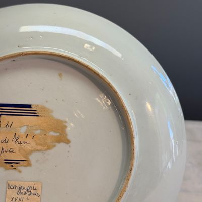 A Chinese famille rose armorial dish with the arms of Goos de Ghyseghem, Vecquemans and Golbeau for the Belgian market — 照片 12