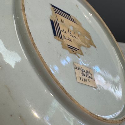 A Chinese famille rose armorial dish with the arms of Goos de Ghyseghem, Vecquemans and Golbeau for the Belgian market — 照片 14
