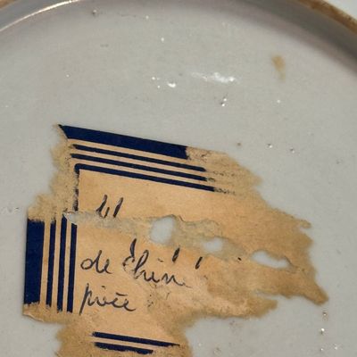 A Chinese famille rose armorial dish with the arms of Goos de Ghyseghem, Vecquemans and Golbeau for the Belgian market — 照片 17