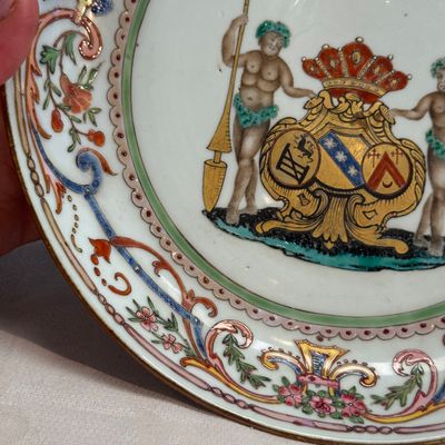 A Chinese famille rose armorial dish with the arms of Goos de Ghyseghem, Vecquemans and Golbeau for the Belgian market — 照片 2