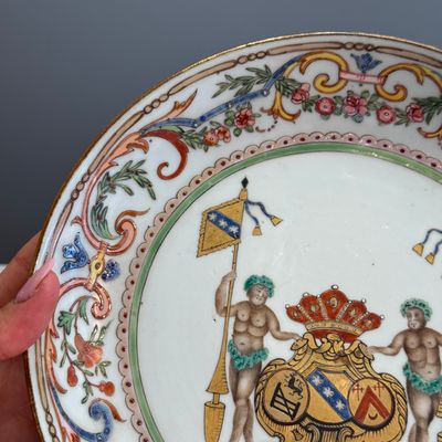 A Chinese famille rose armorial dish with the arms of Goos de Ghyseghem, Vecquemans and Golbeau for the Belgian market — 照片 3