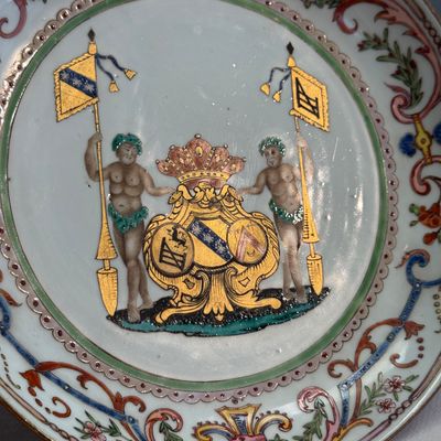 A Chinese famille rose armorial dish with the arms of Goos de Ghyseghem, Vecquemans and Golbeau for the Belgian market — 照片 6
