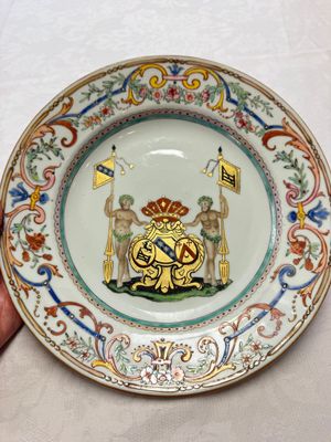 A Chinese famille rose armorial dish with the arms of Goos de Ghyseghem, Vecquemans and Golbeau for the Belgian market, Yongzheng/Qianlong — 照片 1