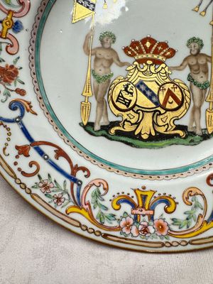 A Chinese famille rose armorial dish with the arms of Goos de Ghyseghem, Vecquemans and Golbeau for the Belgian market, Yongzheng/Qianlong — 照片 2