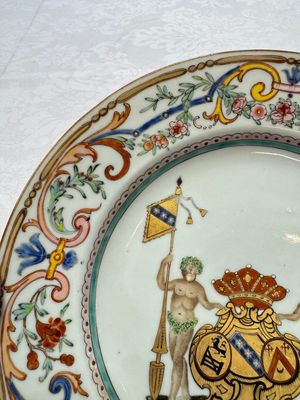 A Chinese famille rose armorial dish with the arms of Goos de Ghyseghem, Vecquemans and Golbeau for the Belgian market, Yongzheng/Qianlong — 照片 3