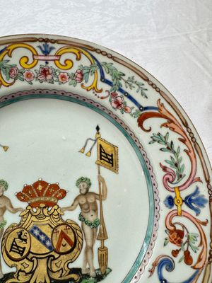 A Chinese famille rose armorial dish with the arms of Goos de Ghyseghem, Vecquemans and Golbeau for the Belgian market, Yongzheng/Qianlong — 照片 4