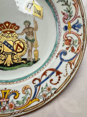 A Chinese famille rose armorial dish with the arms of Goos de Ghyseghem, Vecquemans and Golbeau for the Belgian market, Yongzheng/Qianlong — 照片 5