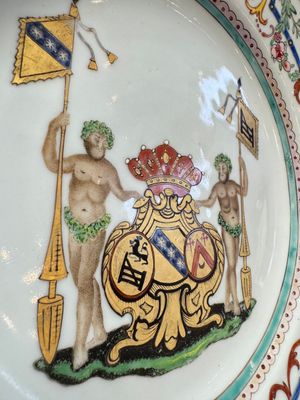 A Chinese famille rose armorial dish with the arms of Goos de Ghyseghem, Vecquemans and Golbeau for the Belgian market, Yongzheng/Qianlong — 照片 6
