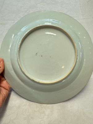 A Chinese famille rose armorial dish with the arms of Goos de Ghyseghem, Vecquemans and Golbeau for the Belgian market, Yongzheng/Qianlong — 照片 7