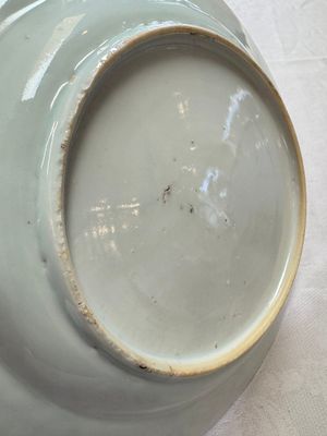 A Chinese famille rose armorial dish with the arms of Goos de Ghyseghem, Vecquemans and Golbeau for the Belgian market, Yongzheng/Qianlong — 照片 8