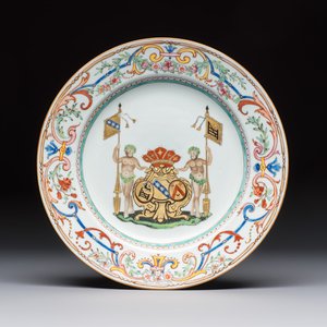 A Chinese famille rose armorial dish with the arms of Goos de Ghyseghem, Vecquemans and Golbeau for the Belgian market, Yongzheng/Qianlong — 照片 1