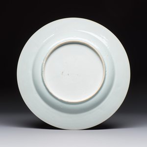 A Chinese famille rose armorial dish with the arms of Goos de Ghyseghem, Vecquemans and Golbeau for the Belgian market, Yongzheng/Qianlong — 照片 2