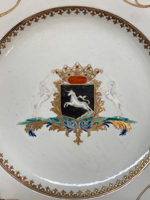 A Chinese famille rose armorial dish with the arms of van Beeftingh for the Dutch market, Qianlong, ca. 1745 — photo 3