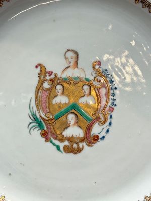 A Chinese famille rose armorial dish with the arms of William Ellis for the English market, Qianlong, ca. 1755 — photo 2