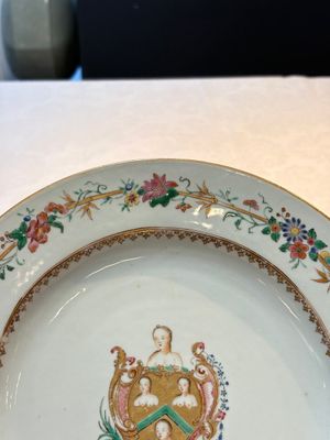 A Chinese famille rose armorial dish with the arms of William Ellis for the English market, Qianlong, ca. 1755 — photo 4