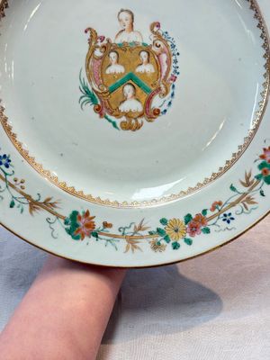 A Chinese famille rose armorial dish with the arms of William Ellis for the English market, Qianlong, ca. 1755 — photo 6