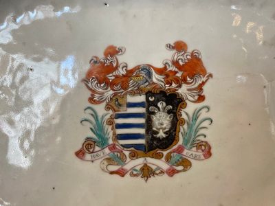 A Chinese famille rose armorial 'Hotham impaling Morley' dish, Qianlong — 照片 5
