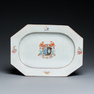 A Chinese famille rose armorial 'Hotham impaling Morley' dish, Qianlong — 照片 1