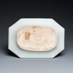 A Chinese famille rose armorial 'Hotham impaling Morley' dish, Qianlong — 照片 2