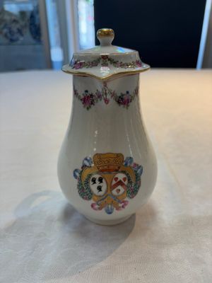 A Chinese famille rose armorial jug and cover with the arms of Moricaud impaling Bertrand for the French market, Qianlong, ca. 1760 — foto 1