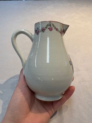 A Chinese famille rose armorial jug and cover with the arms of Moricaud impaling Bertrand for the French market, Qianlong, ca. 1760 — foto 2