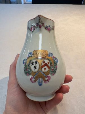 A Chinese famille rose armorial jug and cover with the arms of Moricaud impaling Bertrand for the French market, Qianlong, ca. 1760 — foto 3