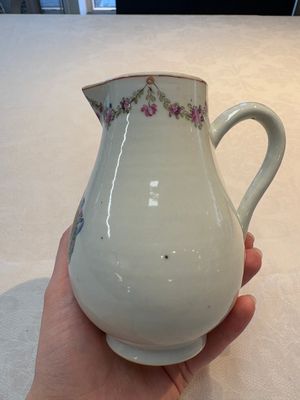 A Chinese famille rose armorial jug and cover with the arms of Moricaud impaling Bertrand for the French market, Qianlong, ca. 1760 — foto 4