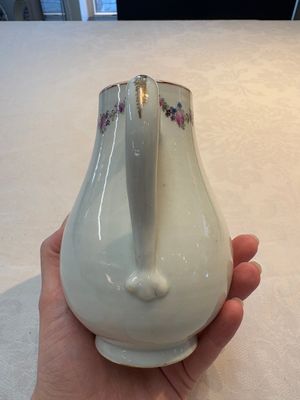 A Chinese famille rose armorial jug and cover with the arms of Moricaud impaling Bertrand for the French market, Qianlong, ca. 1760 — foto 5